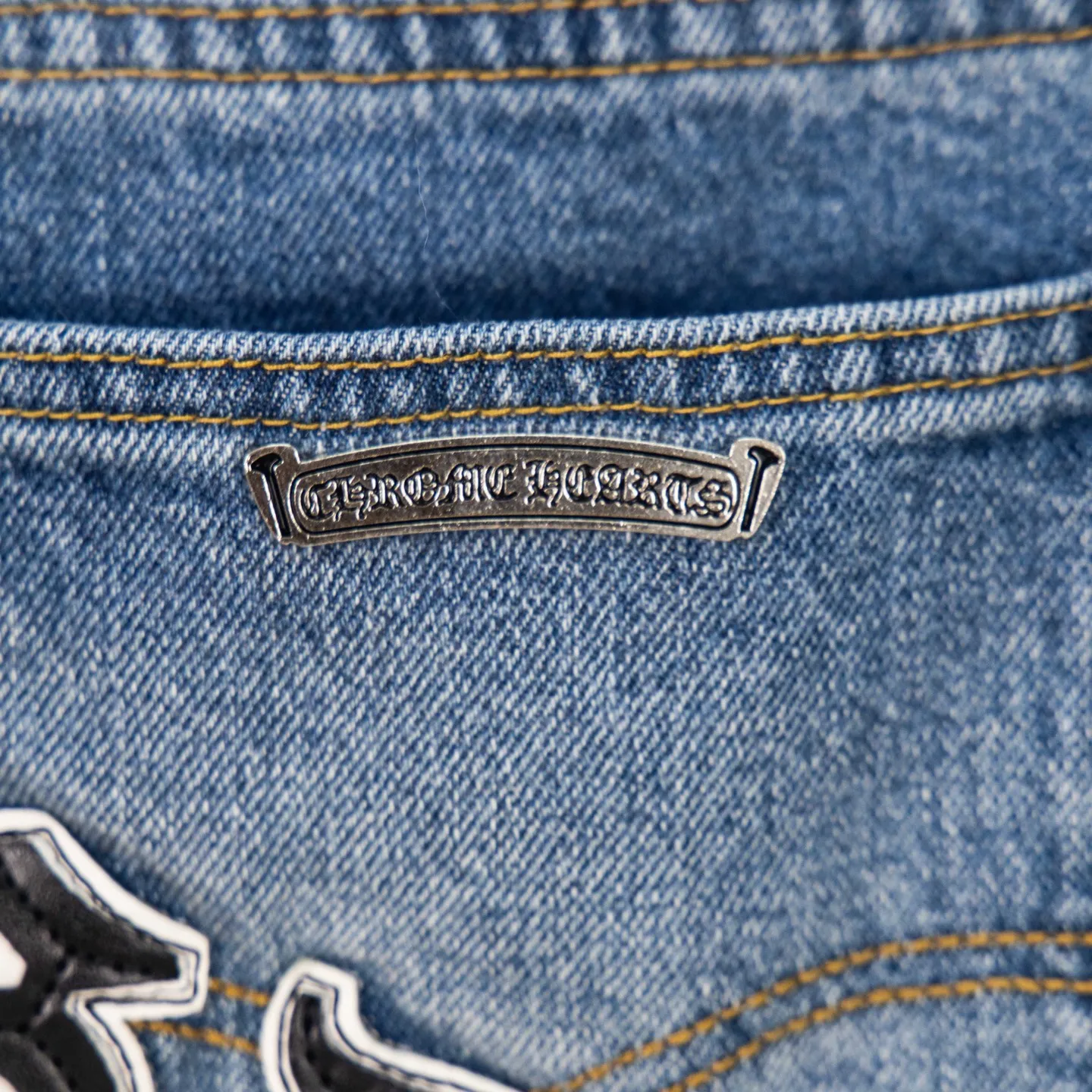 P260 Chrome Hearts light blue pants, Sanskrit black and white patchwork leather jeans. CH jeans need to be washed before being dismantled and then hand-stitched with sheepskin cross leather and then spliced ​​together. The whole piece has too many craftsmanship to explain. The patches are decorated with cross patterns, and the high-waisted washed jeans! ! Absolutely high-end luxury products, god-level single products and super popular products, made with top heavy industry, a must-see magic weapon. Customized hardware. The fabric is thick and soft after washing. It has good breathability. Customized small leather label. Unique design. The details are simple and elegant, and the workmanship is exquisite. The entire trousers are neatly routed and the details are in place! It’s so cool that both men and women can easily control the genderless trend! Style number: 1803# Color: blue Size: 28 30 32 34